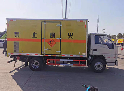 内江爆破器材运输车工人安全操作规范与智能技术保障